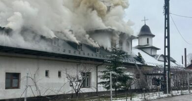 Incendiu la o mânăstire din Gorj. Intervenție a pompierilor pentru stingerea flăcărilor